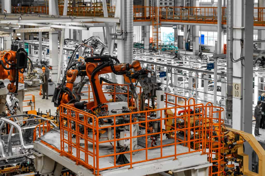 Industrielle Automatisierung mit Robotik in der Produktion.
